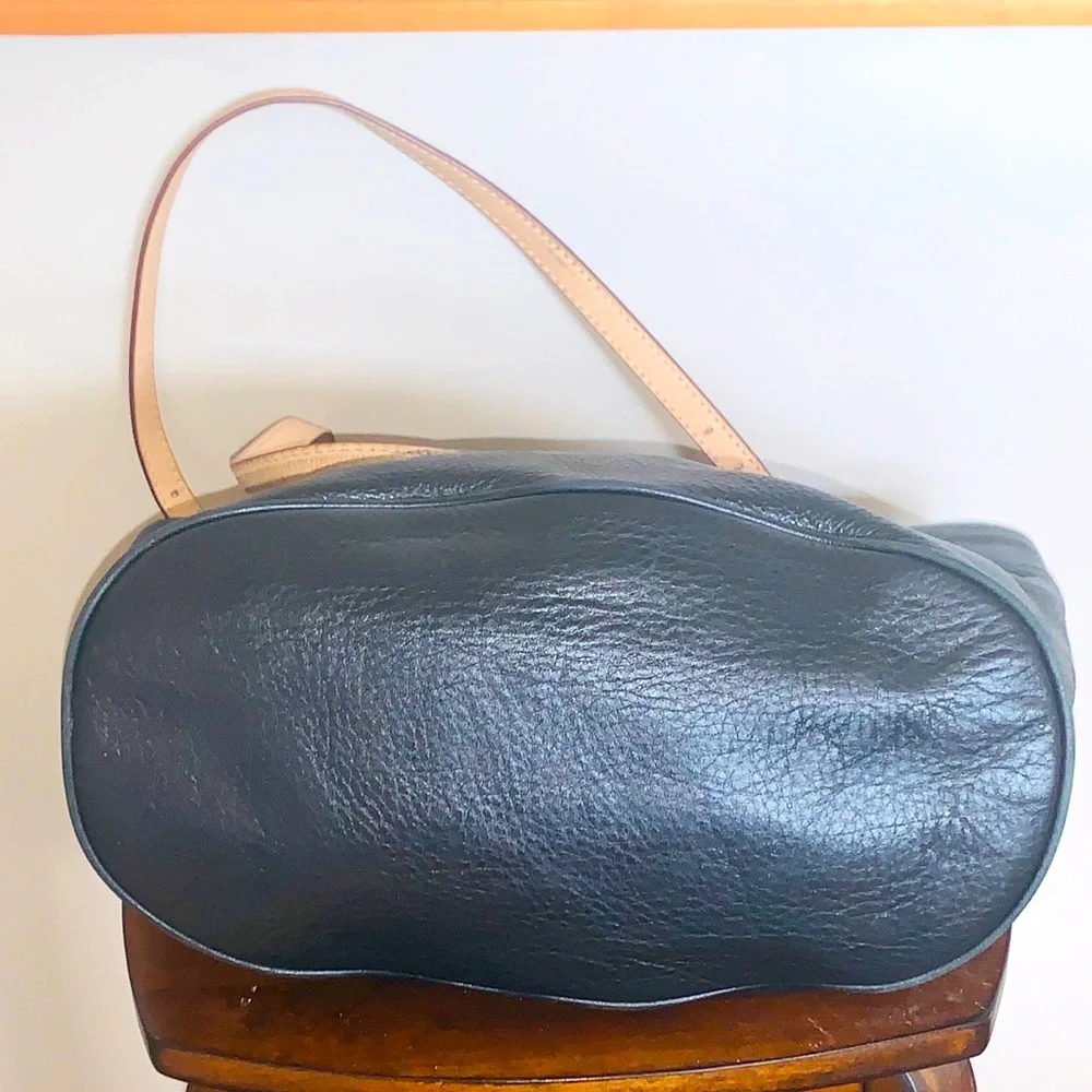 Michael Kors Leather Tote/ Shoulder Bag. - Picture 4 of 11